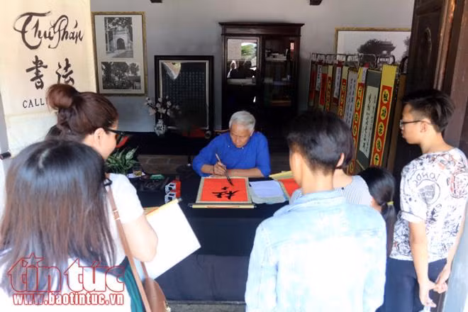 Sĩ tử Hà Nội đổ về Văn Miếu cầu may trước ngày thi vào lớp 10 ảnh 16