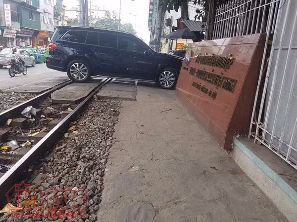 Đùa giỡn tính mạng trước mũi tàu hỏa ảnh 6