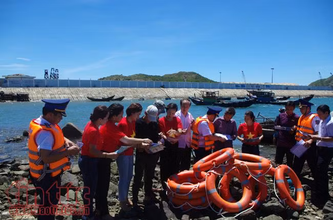 Vùng Cảnh sát biển 1 đồng hành với ngư dân Quảng Bình ảnh 3
