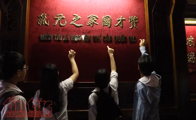 Sĩ tử Hà Nội đổ về Văn Miếu cầu may trước ngày thi vào lớp 10 ảnh 14