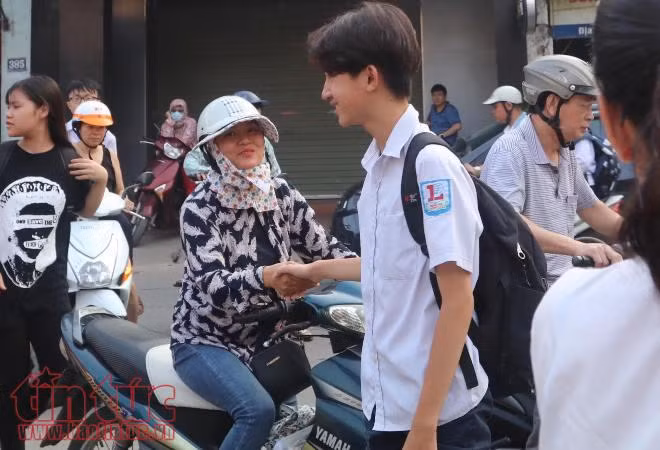 Hôm nay, 95.000 học sinh Hà Nội chính thức bước vào kỳ thi tuyển sinh lớp 10 ảnh 4
