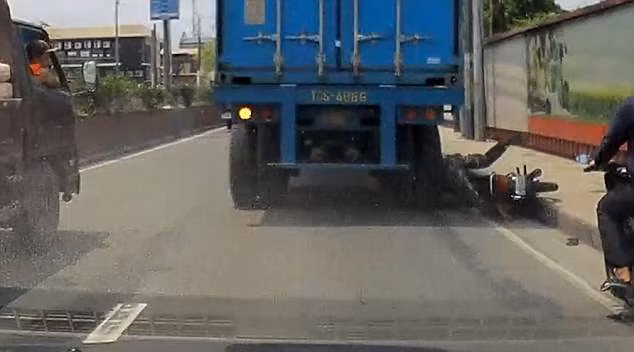 Bánh xe container lăn qua đầu, tài xế thoát chết thần kỳ ảnh 1