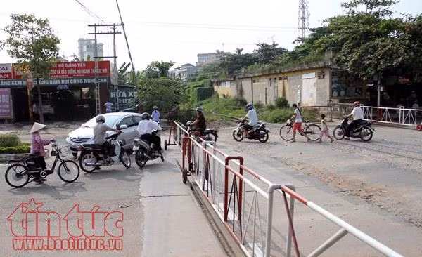 Đùa giỡn tính mạng trước mũi tàu hỏa ảnh 9