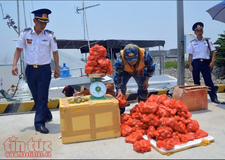 Một thuyền nan chở 55kg pháo nổ trên biển Quảng Ninh ảnh 1