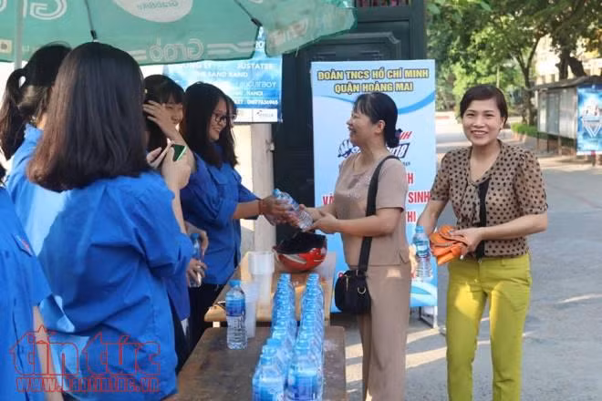 Phụ huynh ngóng chờ con thi môn Ngữ văn dưới cái nóng 33 độ C ảnh 3