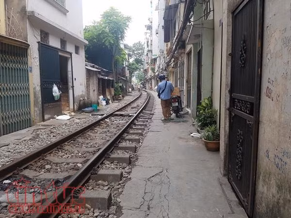 Đùa giỡn tính mạng trước mũi tàu hỏa ảnh 2