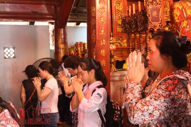Sĩ tử Hà Nội đổ về Văn Miếu cầu may trước ngày thi vào lớp 10 ảnh 8