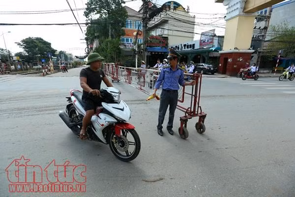 Đùa giỡn tính mạng trước mũi tàu hỏa ảnh 10