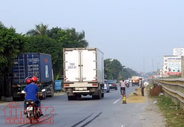 Báo động tình trạng phơi thóc, nông sản gây cản trở giao thông ảnh 1