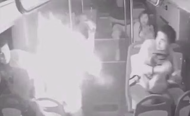 Sạc điện thoại dự phòng phát nổ bùng bùng trên xe buýt ảnh 1