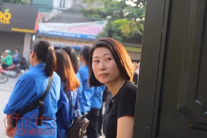 Phụ huynh ngóng chờ con thi môn Ngữ văn dưới cái nóng 33 độ C ảnh 7