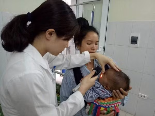 Con phải khoét mắt vì mẹ vắt sữa nhỏ vào mắt ảnh 1