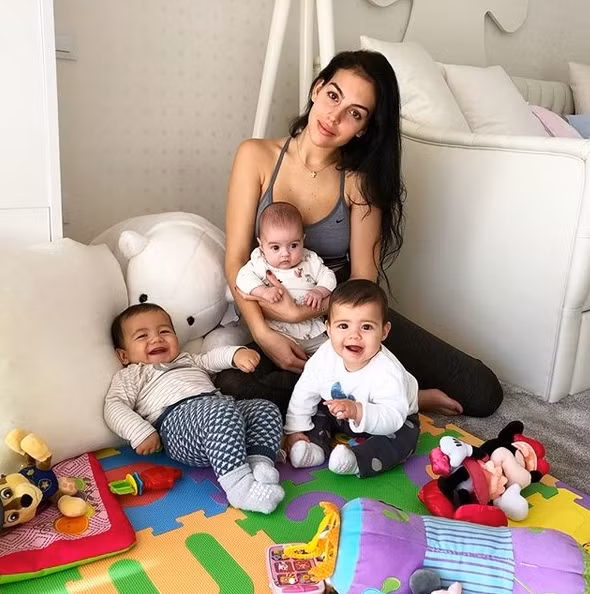 Sinh nhật cặp sinh đôi, xem bọn trẻ nhà Ronaldo lớn đến đâu? ảnh 6