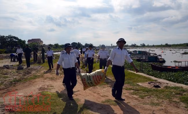 Cảnh sát biển Việt Nam chung tay làm sạch môi trường biển ảnh 2