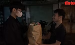 Hành trình 'Ấm' mang hy vọng tới các mảnh đời vô gia cư trong đêm đông