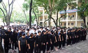 Trường THPT Nguyễn Gia Thiều tổ chức lễ treo cờ rủ tưởng nhớ Tổng Bí thư Nguyễn Phú Trọng