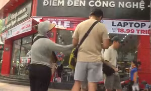Du khách ở TP Hồ Chí Minh vẫn bị hàng rong, đánh giày 'làm phiền'