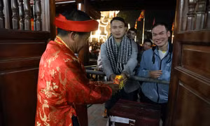 Lễ phát lương Đức Thánh Trần tại Đền Trần Thương - Hà Nam