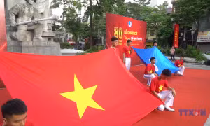 Thanh niên Việt Nam đồng loạt chào cờ'Tôi yêu Tổ quốc tôi'
