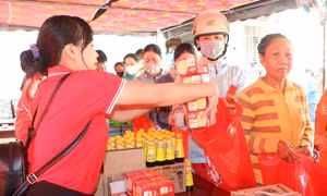 'Phiên chợ Tết nhân ái' đến với người nghèo