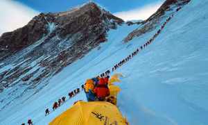 Nepal tăng phí leo núi Everest