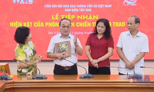 Tiếp nhận hiện vật do phóng viên chiến trường trao tặng TTXVN