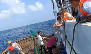 Hải quân đã đón được 43 ngư dân và 2 thi thể ngư dân tàu cá QNa 91029TS bị chìm trên biển