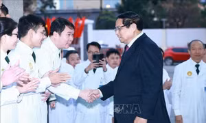 Thủ tướng Phạm Minh Chính thăm, chúc mừng các đơn vị y tế