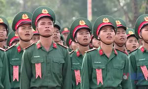 Phút giây tự hào của gia đình chiến sỹ quân đội nhân dân