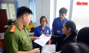 Đoàn viên thanh niên Công an TP Hồ Chí Minh hỗ trợ người dân khi đến Trung tâm hành chính công phường Bàn Cờ.