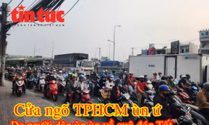 Nhiều tuyến đường các cửa ngõ TP Hồ Chí Minh xảy ra ùn ứ kéo dài chiều ngày 25 Tết.