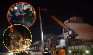 Nhóm công nhân xuyên đêm thu hồi trụ điện trên đường Dương Quảng Hàm (quận Gò Vấp).