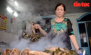 Mỗi dịp Tết Đoan Ngọ (mùng 5/5 Âm lịch), các lò làm bánh ú nước tro truyền thống ở TP Hồ Chí Minh lại tất bật để kịp cung ứng bánh ra thị trường, loại bánh đặc trưng không thể thiếu trong mâm cúng và bữa ăn của người miền Nam. 