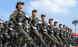 Khối Nữ chiến sĩ Biệt động Sài Gòn luyện tập cường độ cao dưới trời nắng nóng.