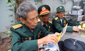 Các cựu chiến binh vui vẻ ôn lại kỷ niệm chiến trường xưa khi gặp nhau ở căn nhà lưu trú miễn phí ở Hà Nội.