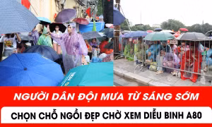 Người dân đội mưa chờ xem diễu binh