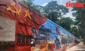 Bích họa “Việt Nam tươi đẹp” tái hiện lễ diễu binh hoành tráng.