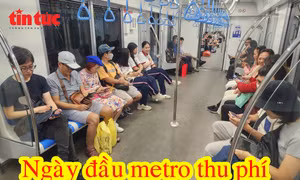 Hành khách đi metro trong ngày đầu thu phí vẫn rất đông.