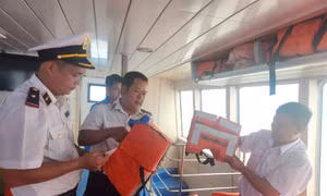 Kiểm tra áo phao trên phà biển Cần Giờ - Vũng Tàu.