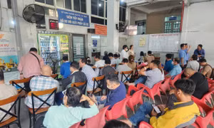 Người dân TP Hồ Chí Minh đổ xô đi cấp đổi giấy phép lái xe.