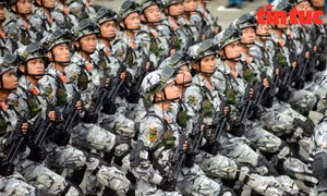 Các khối quân đội diễu binh qua lễ khán đài.