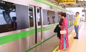 Người dân trải nghiệm du xuân bằng tàu điện trên cao