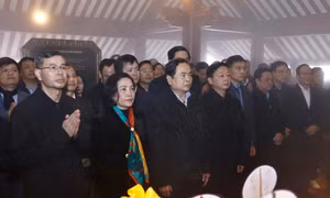 Dâng hương tưởng nhớ Chủ tịch Hồ Chí Minh