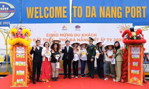 Đà Nẵng rộn ràng đón khách 'xông đất' đầu năm