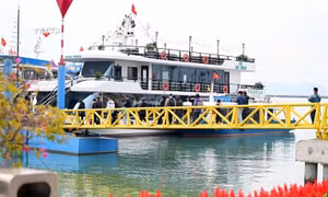 Quảng Ninh đón du khách 'xông đất' cảng tàu, sân bay đầu Xuân