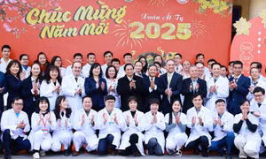 Thủ tướng thăm, động viên các lực lượng trực Tết