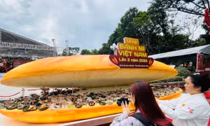 Đông đảo du khách thưởng thức bánh mì miễn phí tại Lễ hội Bánh mì Việt Nam