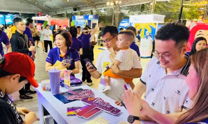 Đông đảo người dân tham gia Lễ hội không tiền mặt tại TP Hồ Chí Minh