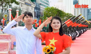Người dân tranh thủ lưu lại những khoảnh khắc mừng ngày 30/4 lịch sử