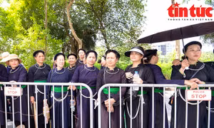 Người dân vượt hàng trăm cây số chờ tiễn đưa Tổng Bí thư Nguyễn Phú Trọng tại khu vực nghĩa trang Mai Dịch